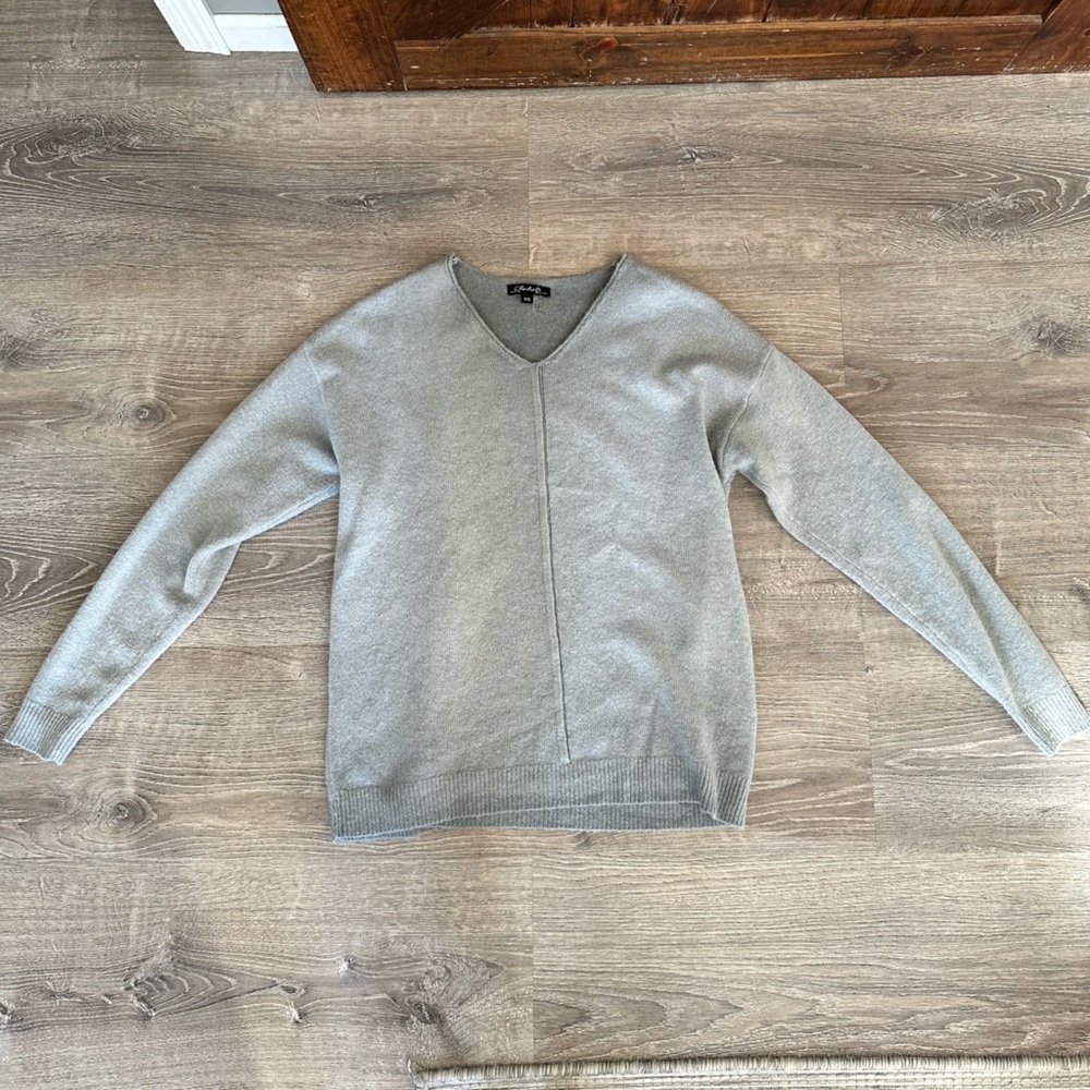 Charlie - V Neck Sweater - Size Small - Hardly Worn